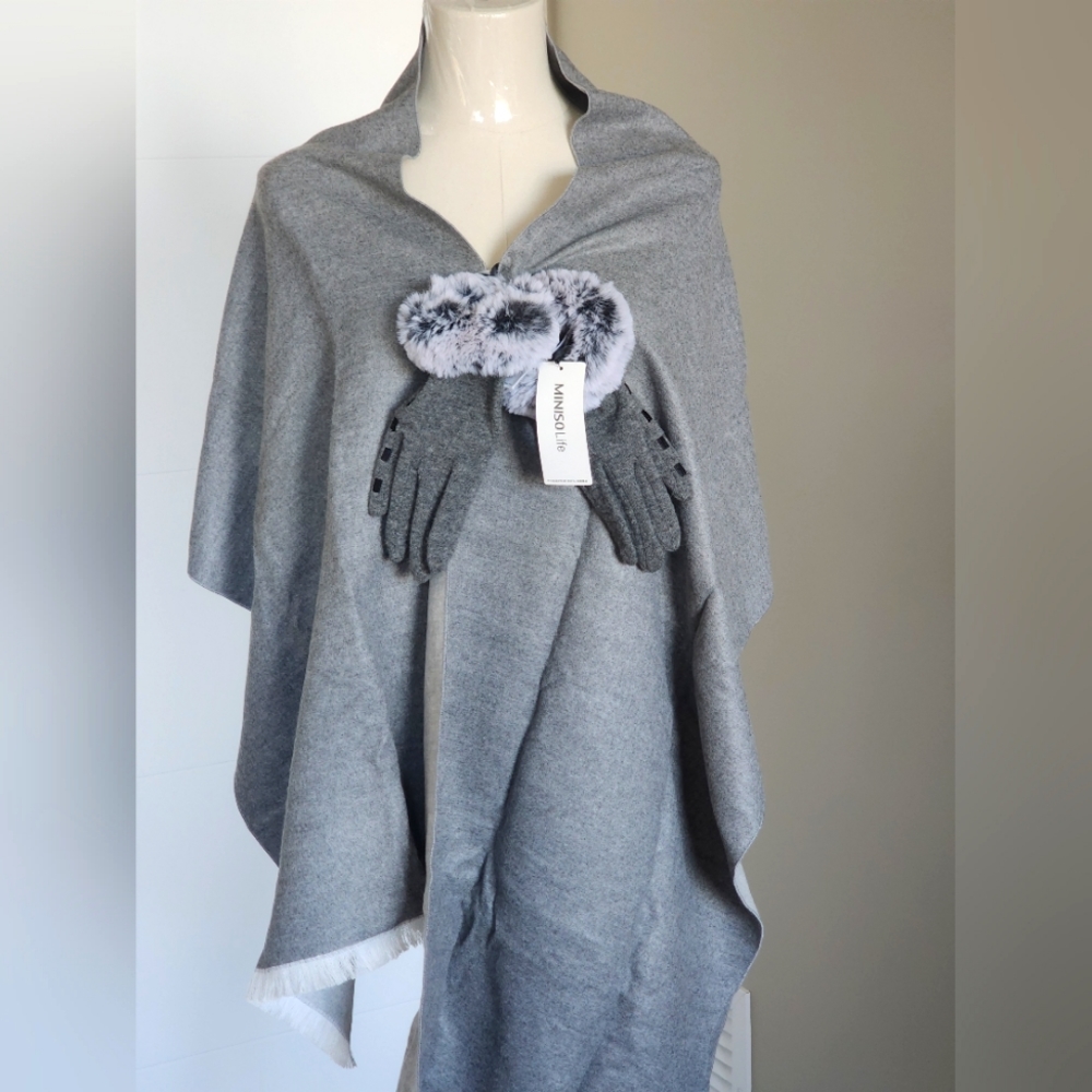 NWT Miniso, 2 piece set, large gray scarf  matching fur cuff gloves